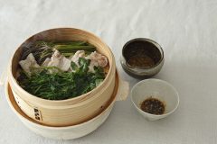 セリと豚肉のスチーム　ピリ辛タレ