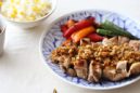 五香粉チキンのグリル、黒酢ねぎソース