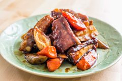 豚のスペアリブと根菜の黒酢炒め