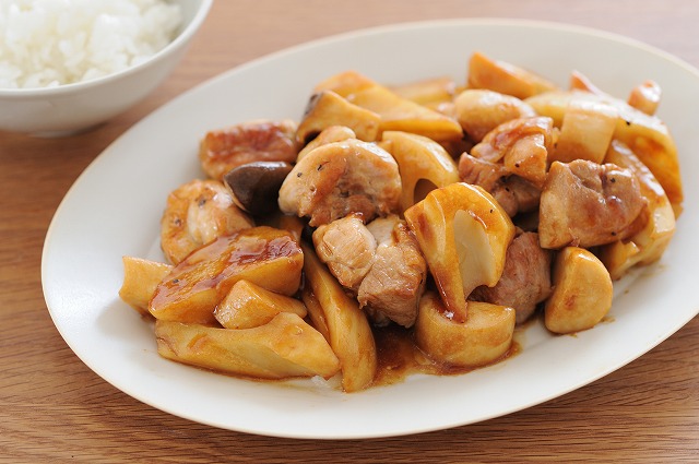 鶏肉とレンコンのオイスター炒めのレシピ 皮目をしっかり焼いてカリっと仕上げて 井原裕子さん Kurashi