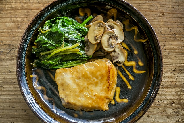 メカジキとほうれん草のレモンバター蒸しのレシピ バターにレモンを合わせて上品な味に 角田真秀さん Kurashi